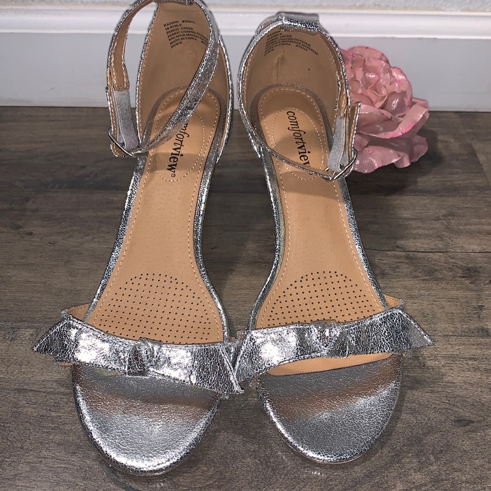 NWOT COMFORTVIEW “ NADINE” SILVER HEEL